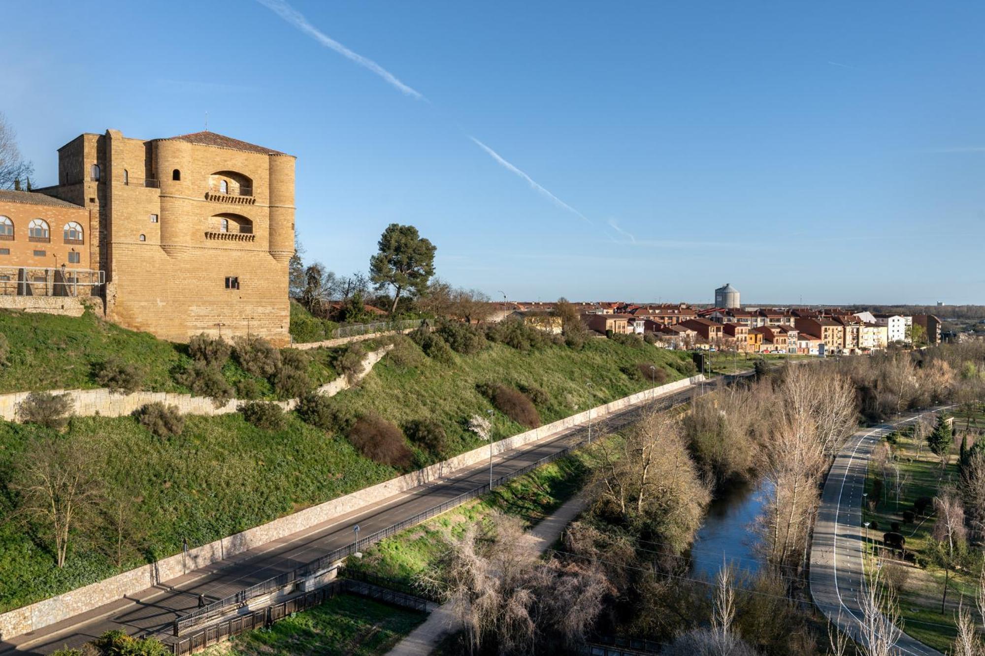 Parador De Benavente Exterior photo
